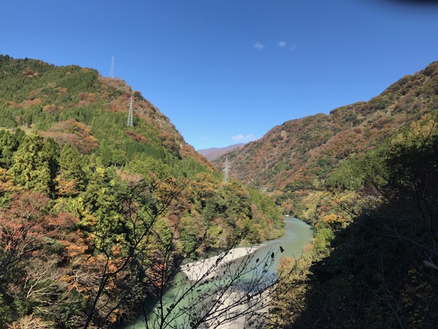 揖斐川をのぞむ山間の風景